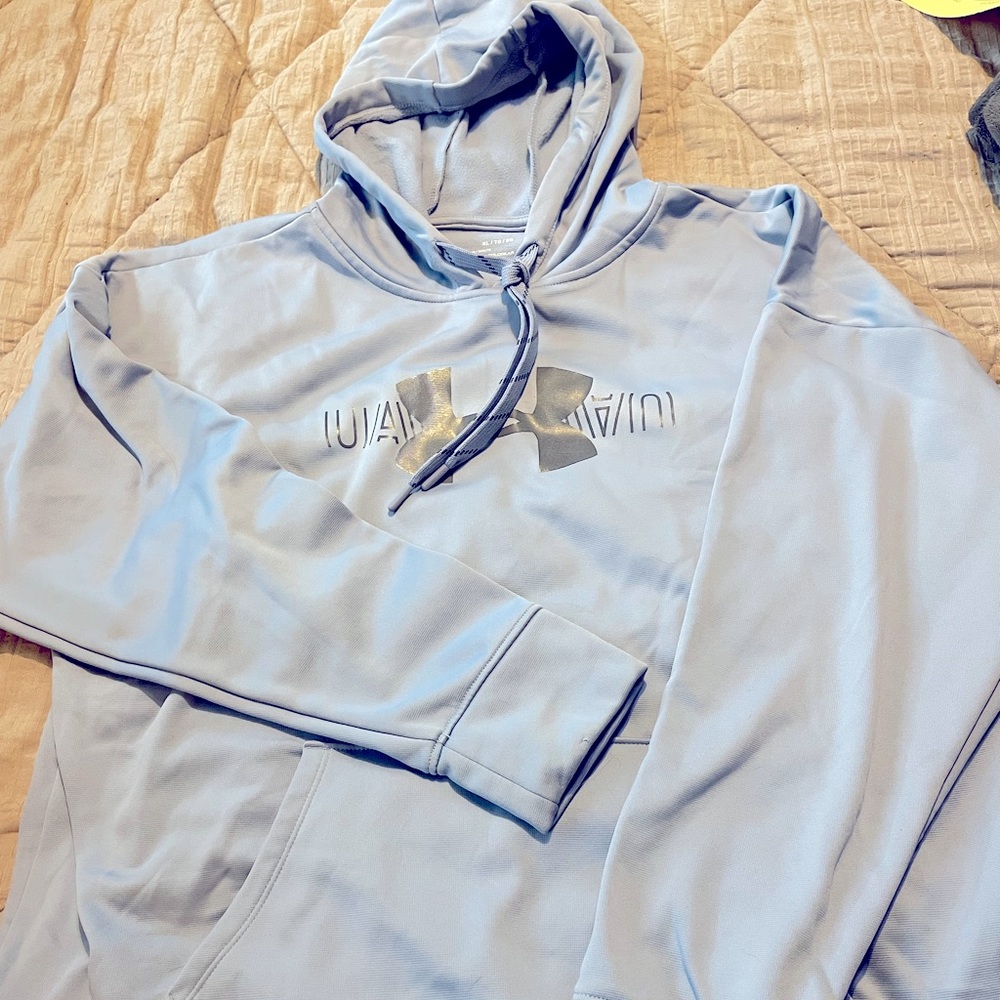 Under Armour loose fitting COLDGEAR pull over hoodie. Light blue. Front pockets.